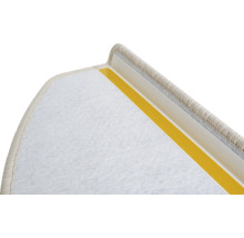 Détail d'une marche d'escalier avec du ruban adhésif pour la fixation