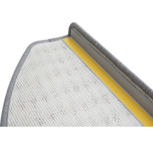 Détail d'un tapis d'escalier avec bande adhésive et protection des bords