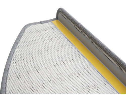 Détail d'un tapis d'escalier avec bande adhésive et protection des bords