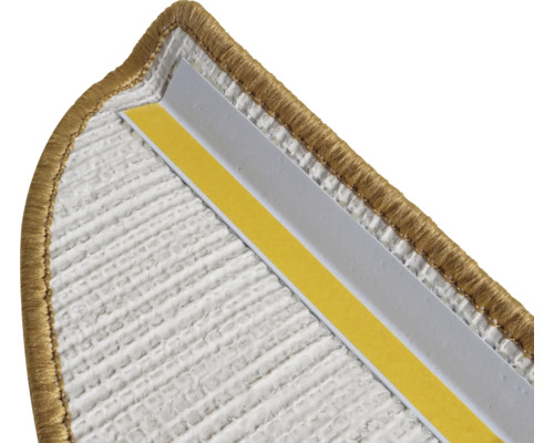 Detailansicht einer Treppenkantenprofilbefestigung auf einem Teppich