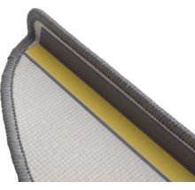 Détail d'une marche d'escalier avec surface textile et bande adhésive