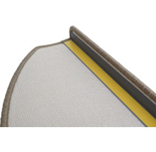 Vue détaillée d'une contremarche de tapis avec des bandes de fixation