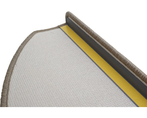 Vue détaillée d'une contremarche de tapis avec des bandes de fixation