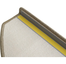 Detail einer Treppenmatte mit Klebeband und Kantenschutz