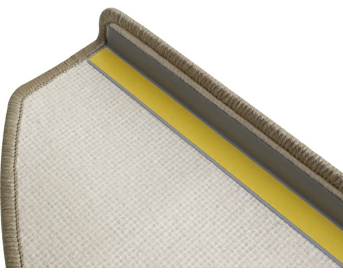 Detail einer Treppenmatte mit Klebeband und Kantenschutz