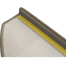 Détail d'une marche d'escalier avec du ruban adhésif pour la fixation