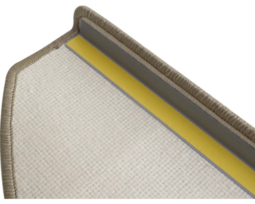 Détail d'une marche d'escalier avec du ruban adhésif pour la fixation