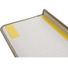 Vue détaillée d'une contremarche de tapis avec bandes adhésives