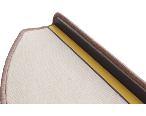 Gros plan sur une marche d'escalier avec moquette et profilé de bordure