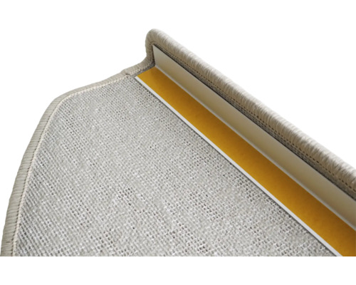 Detailansicht einer Teppichstufenmatte mit Klebeband zur Befestigung.
