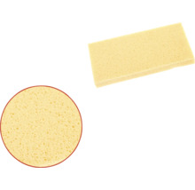 Deux éponges jaunes, une rectangulaire et une ronde, pour le nettoyage