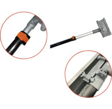 Detailansicht einer Glättkelle mit Teleskopstiel und Befestigungsmechanismus