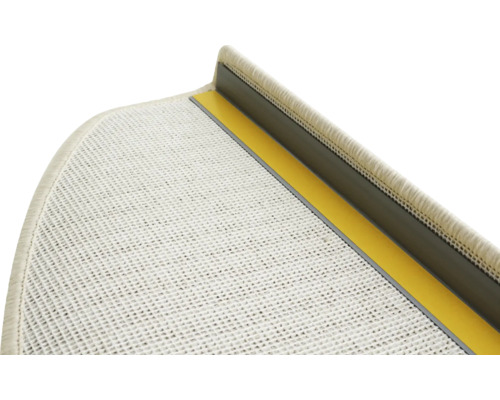 Detailansicht einer Treppenmatte mit Klebestreifen und Befestigungsprofil