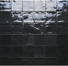 Disposition de carreaux carrés noirs