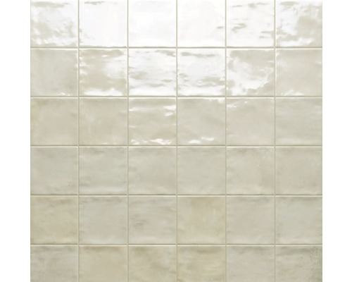 Fliesenwand mit quadratischen Keramikfliesen