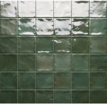 Fliesenwand mit glänzenden, quadratischen Fliesen