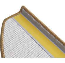 Detailaufnahme einer Treppenkante mit Teppich und Befestigungsband