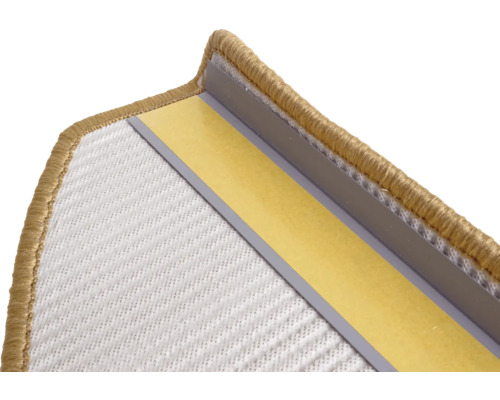 Detailansicht einer Teppichkante mit Befestigungsstreifen