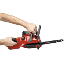 Einhell Akku-Kettensäge wird von zwei Händen an den Handgriffen gehalten.