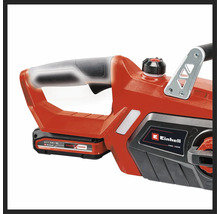 Detailansicht einer Einhell Akku-Kettensäge mit 18 Volt Akku, ergonomischem Griff, Öltankdeckel und Einhell Logo.