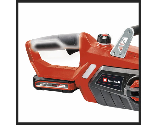 Detailansicht einer Einhell Akku-Kettensäge mit 18 Volt Akku, ergonomischem Griff, Öltankdeckel und Einhell Logo.