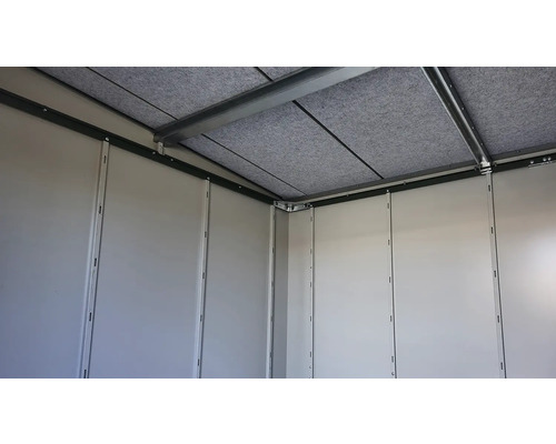 Vue intérieure d'un abri de jardin avec toit en feutre et cadre en métal