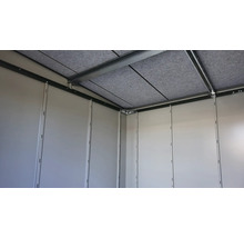 Vue intérieure d'un abri de jardin avec éléments de mur et de toit