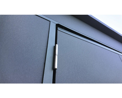 Vue détaillée d'une porte métallique avec charnière