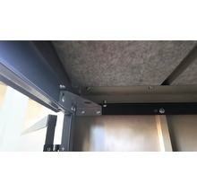 Vue détaillée d'un meuble avec cadre en métal et vis