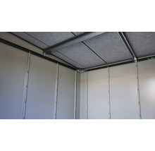 Vue intérieure d'une cabane de jardin avec toit et murs en métal.