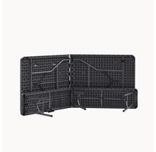 Zusammengeklappter, schwarzer Klapptisch mit Metallbeinen.