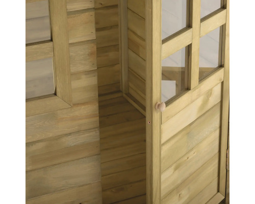 Detailansicht eines Holzspielhauses mit geöffneter Tür und Fenster