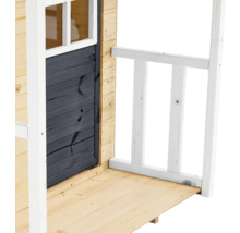 Detailansicht eines Holzspielhauses mit Tür und Geländer