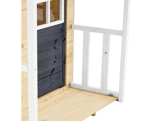 Detailansicht eines Holzspielhauses mit Tür und Geländer