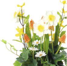 Arrangement aus Kunstblumen mit Narzissen und Margeriten