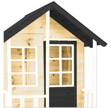 Detailansicht eines Spielhauses mit Fenster und Tür aus Holz