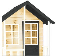 Detailansicht eines Spielhauses aus Holz mit Fenster und Tür
