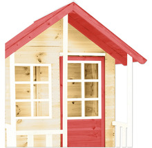 Detailansicht eines Holzspielhauses mit Fenster und Tür