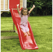 Mädchen rutscht auf einer roten Kinderrutsche im Garten