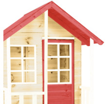 Detailansicht eines Spielhauses aus Holz mit Fenster und Tür