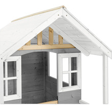 Detailansicht eines Holzspielhauses mit Fenster und Giebeldach