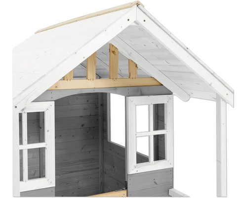 Detailansicht eines Holzspielhauses mit Fenster und Giebeldach