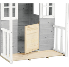 Detailansicht eines Holzspielhauses mit geöffneter Tür und weissem Geländer.