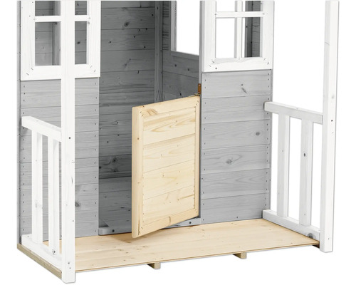 Detailansicht eines Holzspielhauses mit geöffneter Tür und weissem Geländer.