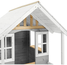 Detailansicht eines Holzspielhauses mit Fenstern und Dachkonstruktion