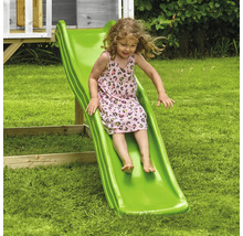 Mädchen rutscht auf einer grünen Kinderrutsche im Garten