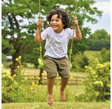 Kind schwingt auf Gartenschaukel