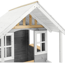 Detailansicht eines Holzspielhauses mit Fenstern und Dachkonstruktion