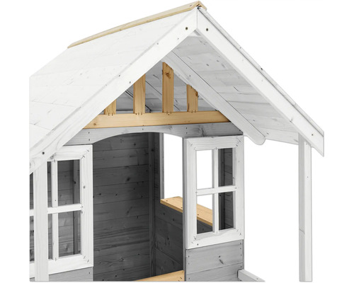 Detailansicht eines Holzspielhauses mit Fenstern und Dachkonstruktion