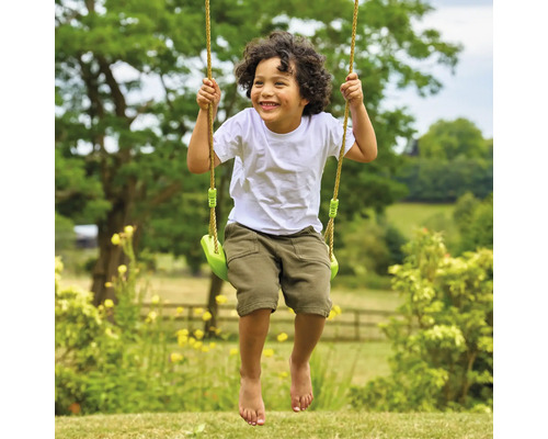 Kind schwingt auf Gartenschaukel